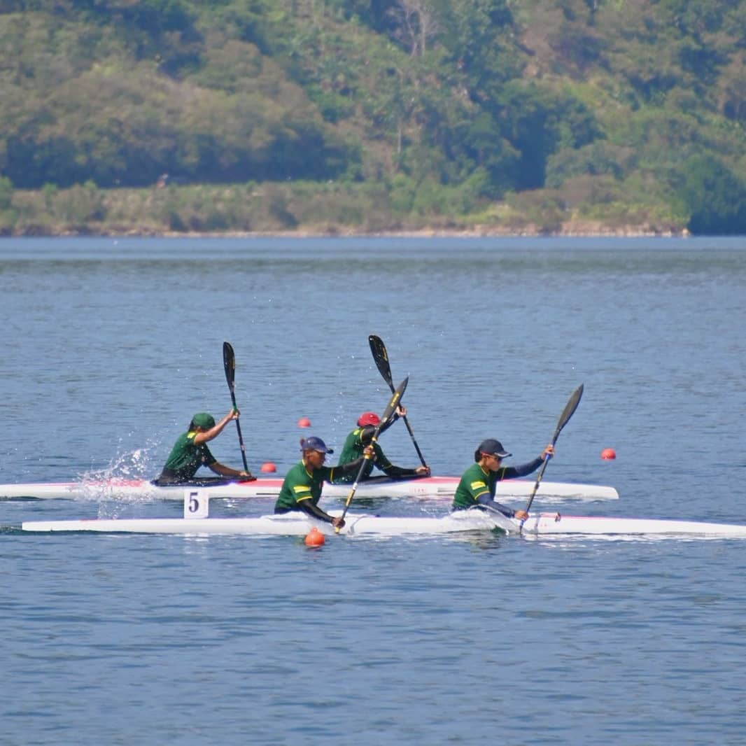Mendayung Emas di Teluk Youtefa